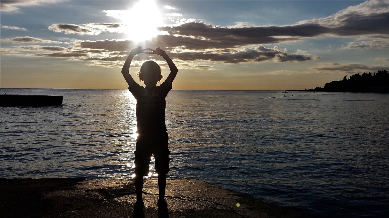 Kind bij ondergaande zon - Dankbaarheid - Rust in mjin hoofd coaching